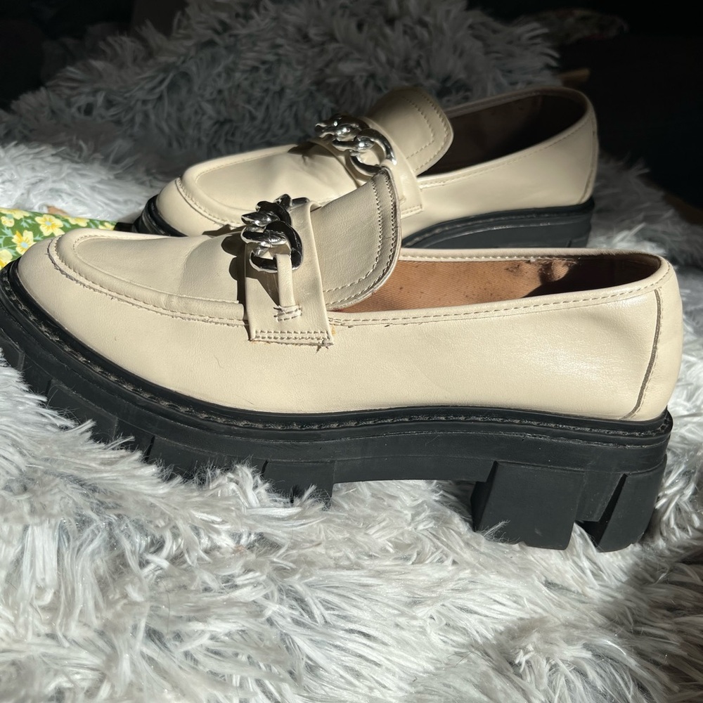 No Boundaries Cream Loafers with Chain Accent - Picture 4 of 11
